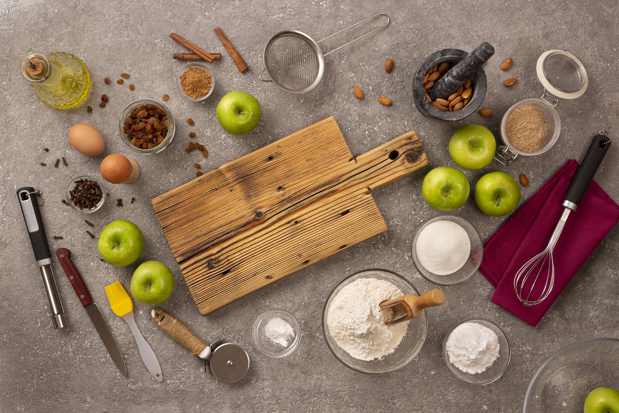 Studio culinario con utensili e ingredienti selezionati